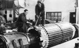 Uns treballadors de la Canadenca reparant un turboalternador de l'empresa Riegos y Fuerza del Ebro, filial de la Barcelona Traction Uns treballadors de la Canadenca reparant un turboalternador de l'empresa Riegos y Fuerza del Ebro, filial de la Barcelona Traction
