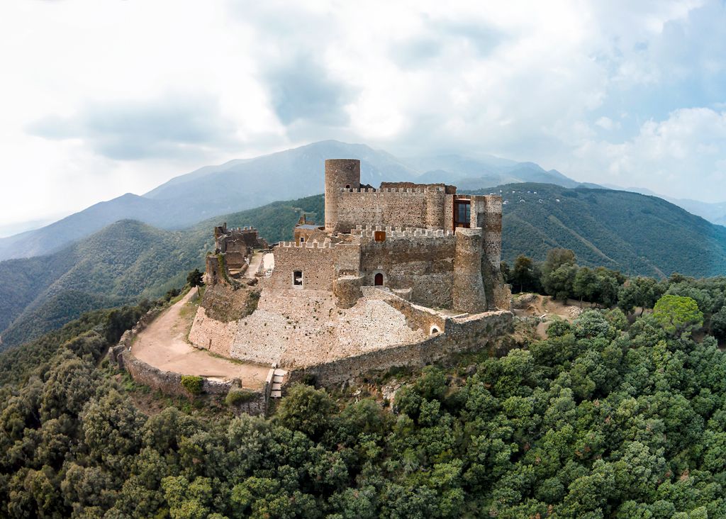 Vista aèria del castell de Montsoriu, a la comarca de la Selva