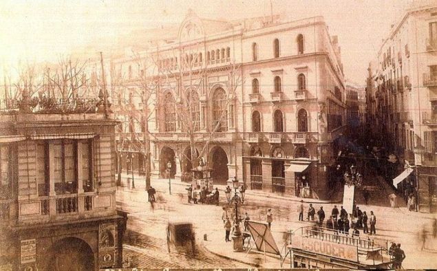 Fotografia de la façana del Gran Teatre del Liceu a finals del segle XIX