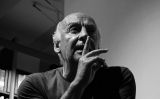 Eduardo Galeano fent el gest del silenci