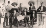 Zapata, assegut al centre de la imatge, era un líder carismàtic, a qui seguien no perquè ningú ho hagués ordenat, sinó perquè molts l’admiraven amb autèntica devoció