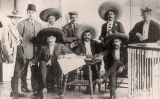 Zapata, assegut al centre de la imatge, era un líder carismàtic, a qui seguien no perquè ningú ho hagués ordenat, sinó perquè molts l’admiraven amb autèntica devoció Zapata, assegut al centre de la imatge, era un líder carismàtic, a qui seguien no perquè ningú ho hagués ordenat, sinó perquè molts l’admiraven amb autèntica devoció