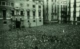 La multitud a la plaça de Sant Jaume després de la proclamació de la República La multitud a la plaça de Sant Jaume després de la proclamació de la República