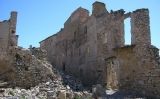 Casa en ruïnes a Corbera d'Ebre. El paisatge de les comarques va quedar molt malmès després de la batalla