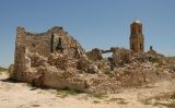 L'església de Sant Pere, a Corbera d'Ebre, envoltada per les restes de cases destruïdes pels bombardeigs de l'aviació nacional durant la batalla
