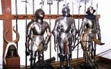Tres exemples d'armadures pròpies de l'època medieval Tres exemples d'armadures pròpies de l'època medieval