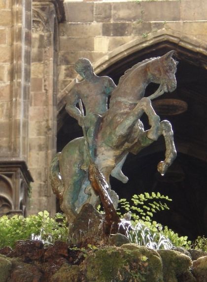Monument de Sant Jordi, bronze d'Emili Colom situat al claustre de la Catedral de Barcelona Monument de Sant Jordi, bronze d'Emili Colom situat al claustre de la Catedral de Barcelona