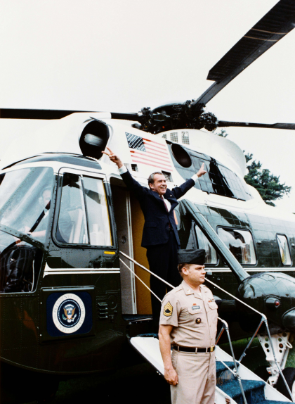 Fotografia de Richard Nixon abandonant la Casa Blanca poc abans de fer efectiva la seva renúncia Fotografia de Richard Nixon abandonant la Casa Blanca poc abans de fer efectiva la seva renúncia