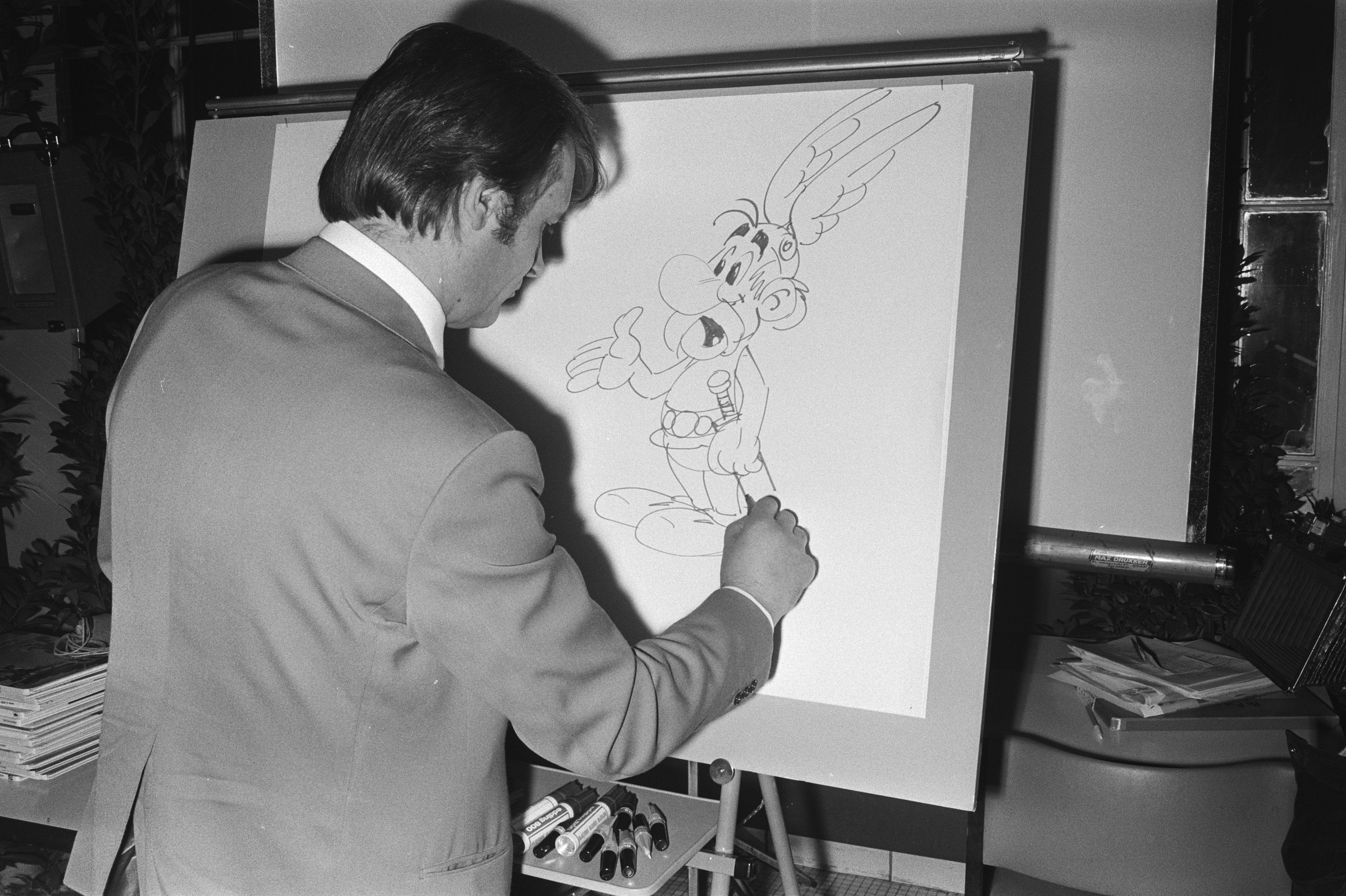 Albert Uderzo dibuixant el popular Astèrix