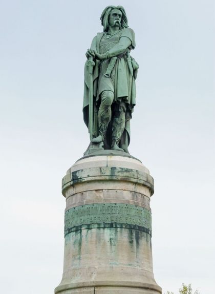 Memorial a Vercingetòrix, d'Aimé Millet, situat a Alise Sainte-Reine. Aquest municipi francès s'ha identificat com Alèsia, l'antiga ciutat de la Gàl·lia que va veure caure Vercingetòrix Memorial a Vercingetòrix, d'Aimé Millet, situat a Alise Sainte-Reine. Aquest municipi francès s'ha identificat com Alèsia, l'antiga ciutat de la Gàl·lia que va veure caure Vercingetòrix