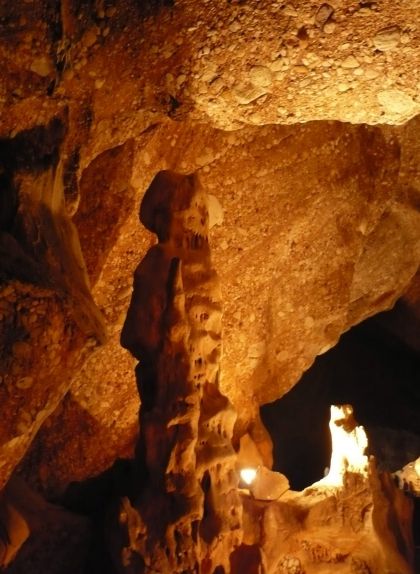 Interior de les coves del Salnitre