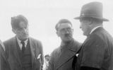 Ernst Hanfstaengl (a l'esquerra) juntament amb Adolf Hitler