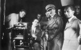 Goebbels (a la dreta) aconseguia films prohibits a Hitler. A la fotografia es troben als estudis de la UFA, l'estudi cinematogràfic alemany més important de l'època