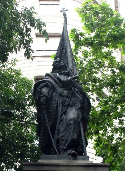 'Monument a Rafael Casanova', l'obra de Rossend Nobas situada a l'encreuament de la ronda de Sant Pere amb Alí Bei i Girona, a la ciutat de Barcelona 'Monument a Rafael Casanova', l'obra de Rossend Nobas situada a l'encreuament de la ronda de Sant Pere amb Alí Bei i Girona, a la ciutat de Barcelona