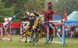 Recreació d'una justa medieval al castell de Warwick, Anglaterra Recreació d'una justa medieval al castell de Warwick, Anglaterra