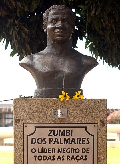 Bust de Zumbi a Brasília amb la llegenda "El líder negre de totes les races"