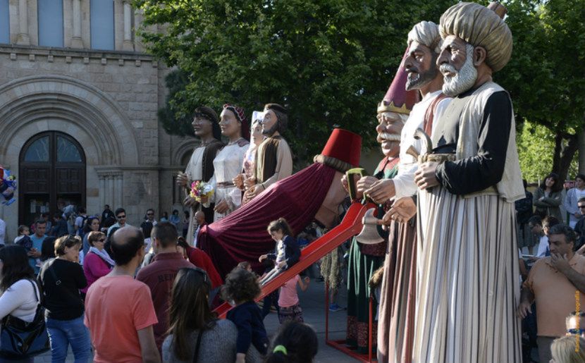Gegants a la plaça de l'Església de Castelldefels durant la primera edició del 'SONS'