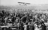 Charles Lindbergh aterra amb el seu avió, ’Spirit of St. Louis', a l’aeròdrom londinenc de Croydon enmig d’una gran expectació Charles Lindbergh aterra amb el seu avió, ’Spirit of St. Louis', a l’aeròdrom londinenc de Croydon enmig d’una gran expectació
