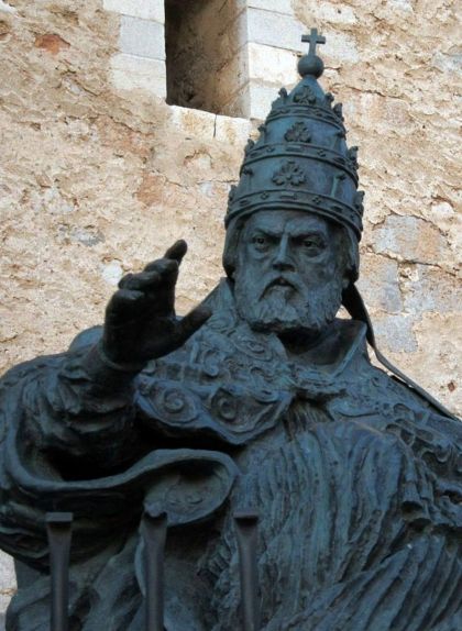 Estàtua dedicada al Papa Luna, a Peníscola
