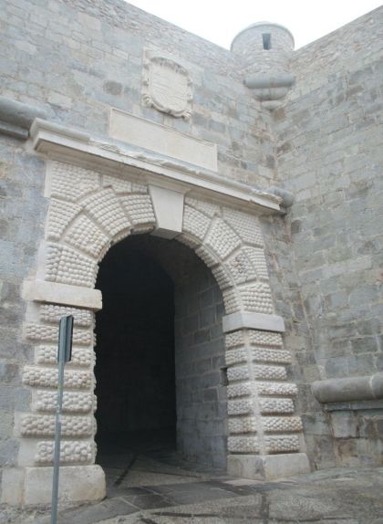 El portal Fosc, l'entrada principal a la ciutat fins al segle XVIII El portal Fosc, l'entrada principal a la ciutat fins al segle XVIII