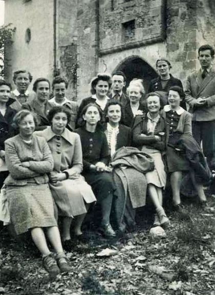 Elisabeth Eidenbenz en una reunió amb les seves col·laboradores Elisabeth Eidenbenz en una reunió amb les seves col·laboradores