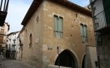 La casa de l'ajuntament de Morella, on es conserva la creu de terme dels Tres Caps La casa de l'ajuntament de Morella, on es conserva la creu de terme dels Tres Caps