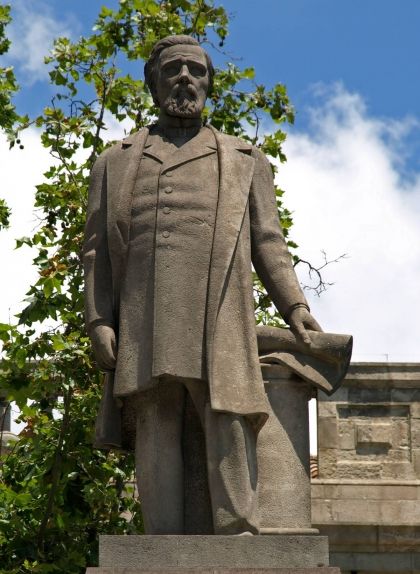Monument al marquès de Comillas, a Barcelona, abans de ser retirat per l'Ajuntament Monument al marquès de Comillas, a Barcelona, abans de ser retirat per l'Ajuntament