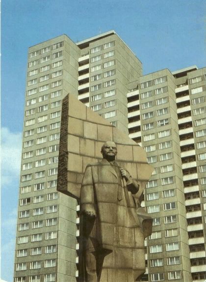 Estàtua de Lenin situada a l'antiga Leninplatz de Berlín Estàtua de Lenin situada a l'antiga Leninplatz de Berlín