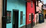 A la casa blava, al número 22 del carreró de l'Or de Praga, hi va viure Franz Kafka A la casa blava, al número 22 del carreró de l'Or de Praga, hi va viure Franz Kafka