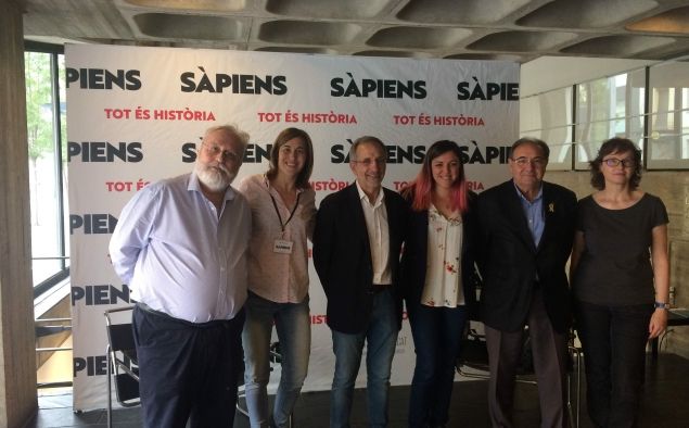 Joan Villarroya, Clàudia Pujol, Josep Mayoral, Sònia Casas, Joan Garriga i Carme Barbany, en el photocall del Dia Sàpiens instal·lat al Museu de Granollers