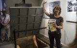Carme Barbany començant la visita al refugi de l'ajuntament de Granollers Carme Barbany començant la visita al refugi de l'ajuntament de Granollers