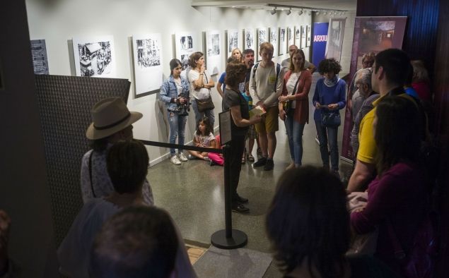 Carme Barbany explica als visitants tots els detalls sobre el refugi de l'Ajuntament de Granollers.