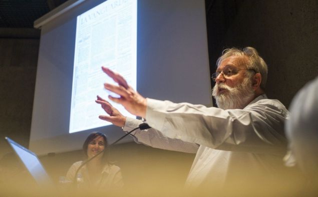 Joan Villarroya durant la conferència “Com s’han investigat els bombardejos a Catalunya durant la guerra civil” al Museu de Granollers