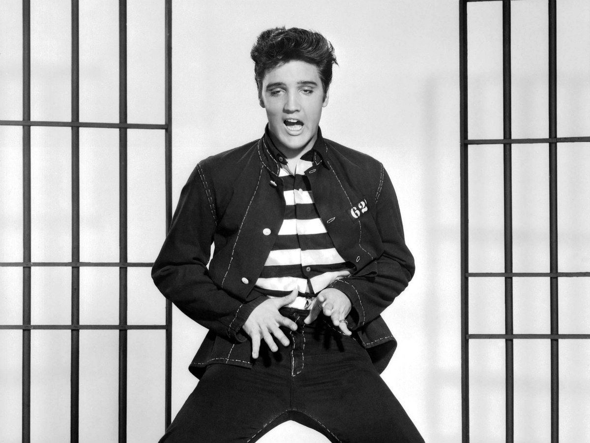 Elvis Presley en una fotografia per a la promoció de la pel·lícula 'Jailhouse Rock'