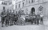 Soldats a la plaça de Sant Jaume amb un dels canons que van disparar contra la Generalitat Soldats a la plaça de Sant Jaume amb un dels canons que van disparar contra la Generalitat