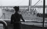 Un guàrdia civil contempla els presoners a la coberta del ‘Ciudad de Cádiz' des del vaixell ‘Uruguay', on van ser reclosos Companys i el seu govern Un guàrdia civil contempla els presoners a la coberta del ‘Ciudad de Cádiz' des del vaixell ‘Uruguay', on van ser reclosos Companys i el seu govern