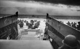 Fotografia de Robert F. Sargent que mostra les tropes nord-americanes desembarcant a la platja Omaha Fotografia de Robert F. Sargent que mostra les tropes nord-americanes desembarcant a la platja Omaha