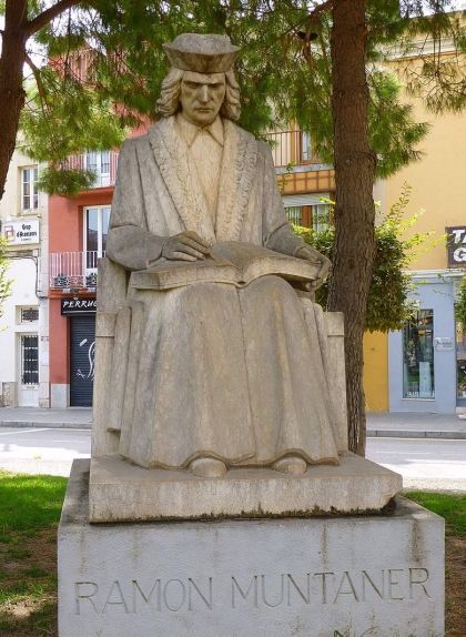 Escultura dedicada a Ramon Muntaner a la plaça Ernest Vila de Figueres