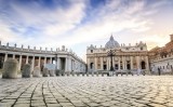 La plaça de Sant Pere, davant la basílica de Sant Pere a la Ciutat del Vaticà La plaça de Sant Pere, davant la basílica de Sant Pere a la Ciutat del Vaticà