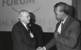 Salutació entre Frederik De Clerk i Nelson Mandela a la trobada anual del Fòrum Econòmic Mundial a Davos el 1992 Salutació entre Frederik De Clerk i Nelson Mandela a la trobada anual del Fòrum Econòmic Mundial a Davos el 1992
