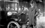 Henry Ford amb un model de Ford T Henry Ford amb un model de Ford T