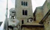 Homenatge a la pau i treva davant del campanar de la catedral de Vic