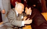 Salutació entre Adolfo Suárez i Josep Tarradellas el 1980 Salutació entre Adolfo Suárez i Josep Tarradellas el 1980