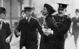 Emmeline Pankhurst, líder del moviment sufragista femení a Anglaterra, és arrestada el 1914 als afores del Palau de Buckingham després d'intentar presentar una petició de llei davant el rei Jordi V Emmeline Pankhurst, líder del moviment sufragista femení a Anglaterra, és arrestada el 1914 als afores del Palau de Buckingham després d'intentar presentar una petició de llei davant el rei Jordi V