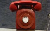 Telèfon vermell de l'època de Jimmy Carter, una representació de la comunicació directa entre els Estats Units i la Unió Soviètica Telèfon vermell de l'època de Jimmy Carter, una representació de la comunicació directa entre els Estats Units i la Unió Soviètica