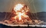 Explosió nuclear de l'operació Teapot al Nevada Test Site (l'emplaçament de proves de Nevada) Explosió nuclear de l'operació Teapot al Nevada Test Site (l'emplaçament de proves de Nevada)