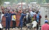 Distribució d'ajuda humanitària a un camp de refugiats del Congo Distribució d'ajuda humanitària a un camp de refugiats del Congo