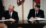 Ronald Reagan i Mikhaïl Gorbatxov signant el tractat INF el 1987 per eliminar l'ús de míssils Ronald Reagan i Mikhaïl Gorbatxov signant el tractat INF el 1987 per eliminar l'ús de míssils