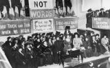 Reunió de la Unió Social i Política de les Dones el 1908, liderada per Emmeline Pankhurst Reunió de la Unió Social i Política de les Dones el 1908, liderada per Emmeline Pankhurst