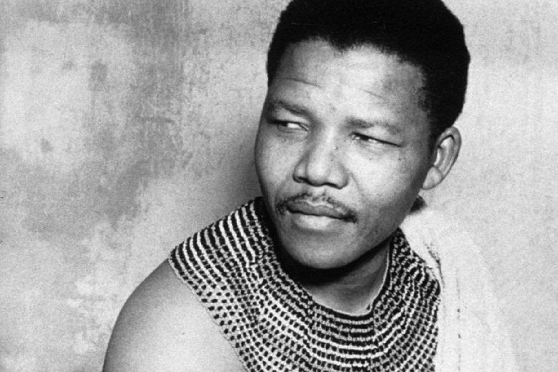La il·legalització del CNA no va aturar Mandela que va seguir amb les seves activitats. Sovint es disfressava, com en aquesta foto del 1961 vestit de cap tribal